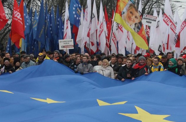 Янукович похвалил участников Евромайданов без партийной символики и милицию