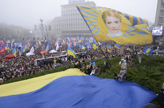 Тимошенко призвала убрать с Евромайданов партийные флаги и создать единый совет