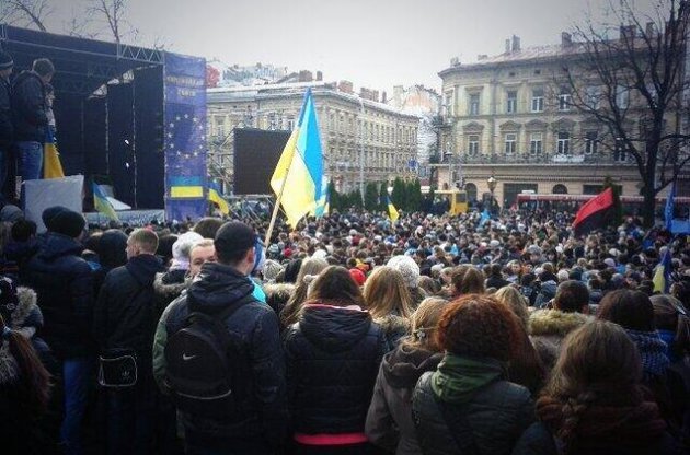 На Евромайдане во Львове собралось 10 тыс. человек