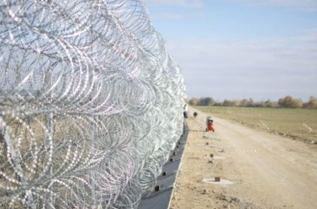 Болгария отгородится от Турции трехметровым забором из колючей проволоки