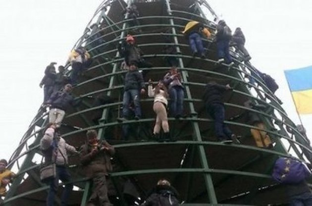 Департамент благоустройства КГГА не обращался за помощью к милиции при установке елки на Майдане