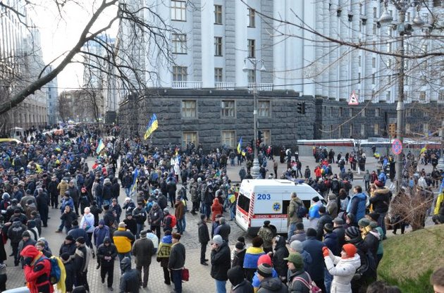 Митингующие заблокировали центральный вход в Кабмин