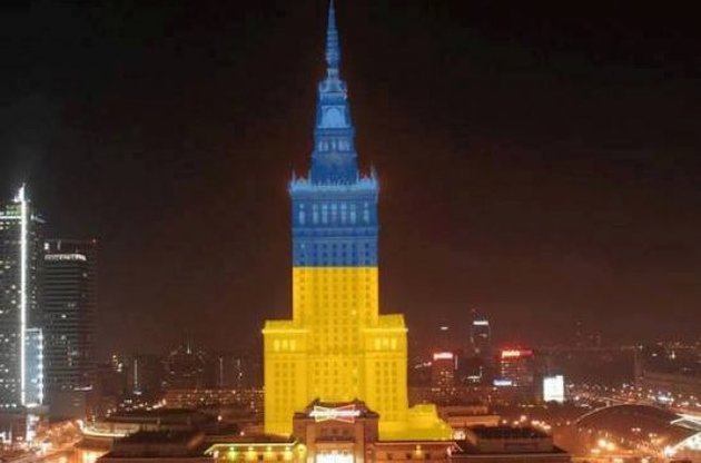 На підтримку України центральну будівлю Варшави освітлено у синій та жовтий кольори