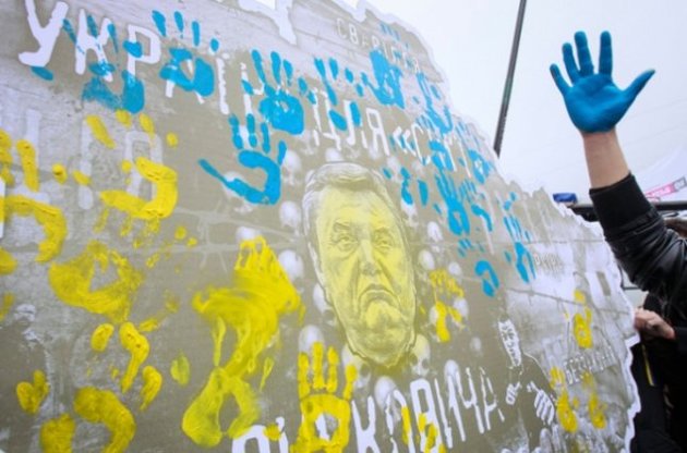 Азаров заявив, що відставки Януковича не буде - це суперечить Конституції