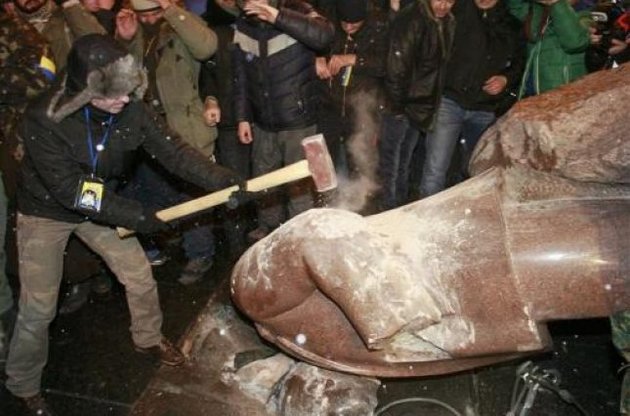 В интернете уже продают обломки киевского памятника Ленину