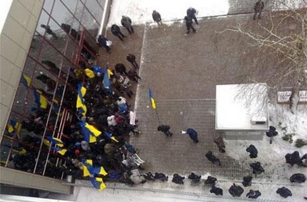 Представительство Евросоюза в Киеве заблокировано "титушками"