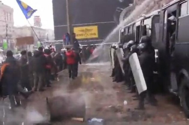 Активисты Евромайдана отбили штурм здания КГГА, есть раненные
