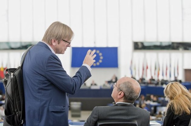 Европарламент призвал ЕС немедленно начать в Украине посредническую миссию "на самом высоком уровне"