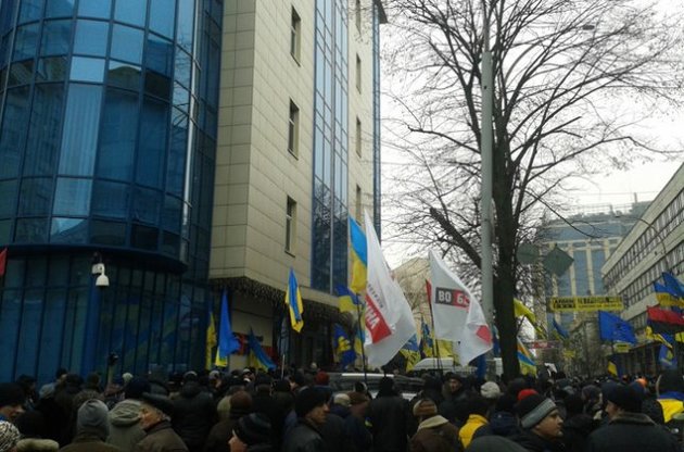 Несколько тысяч активистов Майдана заблокировали банк Януковича-младшего