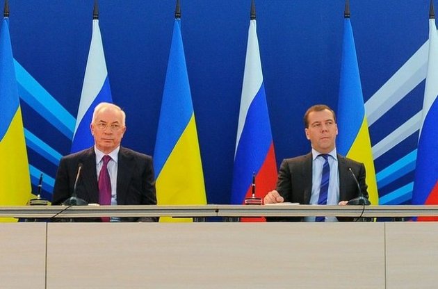 Медвєдєв повідомив Азарову, що Росія вже перерахувала Україні обіцяні перші $ 3 млрд