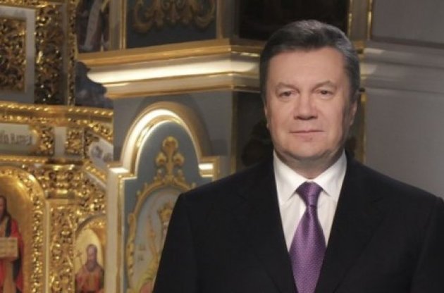 Янукович поздравил украинцев с Рождеством и призвал преодолевать противоречия