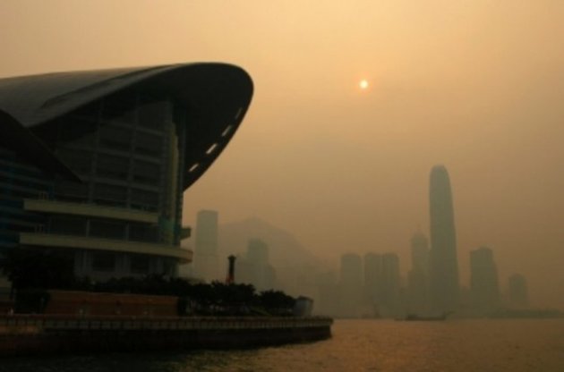 Пекин накрыло густым облаком смога, видимость сократилась до нескольких сотен метров