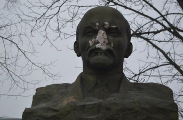 В Полтавской области неизвестные повредили три памятника Ленину