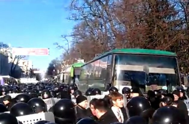 Активисты прорвали оцепление ВВ и пытаются разблокировать Грушевского