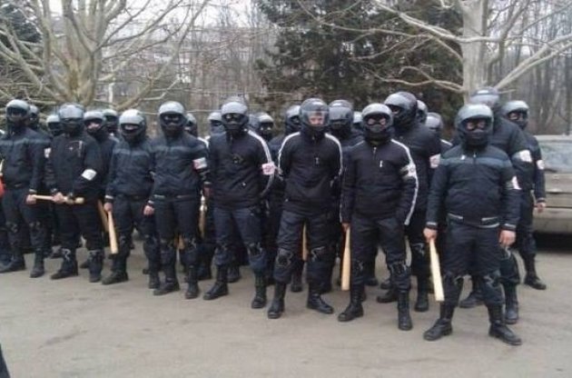 На смену силовикам в Киев прибывают титушки с огнестрельным оружием