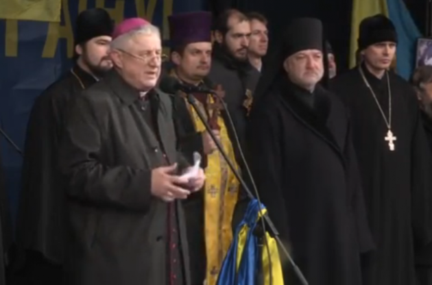 Вече на Майдане традиционно началось молитвой