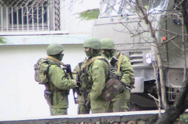 Российские военные штурмуют военную часть в Севастополе