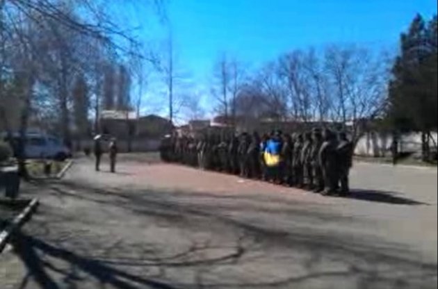В Новофедоровке захвачена авиабаза: военные сдали оружие