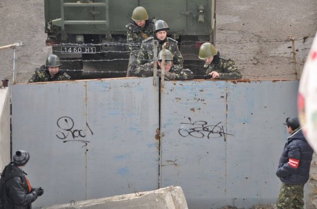 Турчинов: Четверо из захваченных в Крыму украинских офицеров уже завтра будут в Киеве