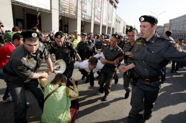 Киев посоветовал Москве заняться защитой прав человека на территории РФ
