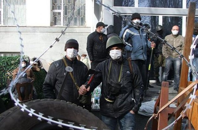 Захватчики Донецкой ОГА включили "Любэ" и попросили еды