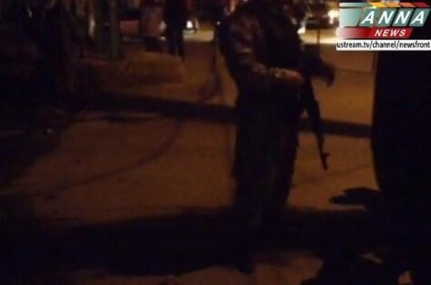 В Луганске штурмуют облвоенкомат, ранен солдат-срочник