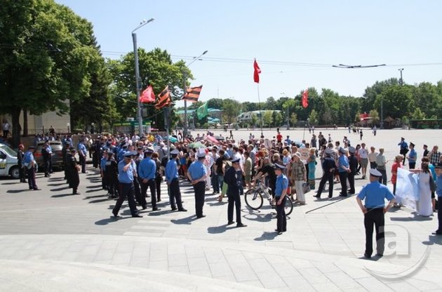 Круглый стол национального единства в Харькове пикетируют люди с власовскими флагами
