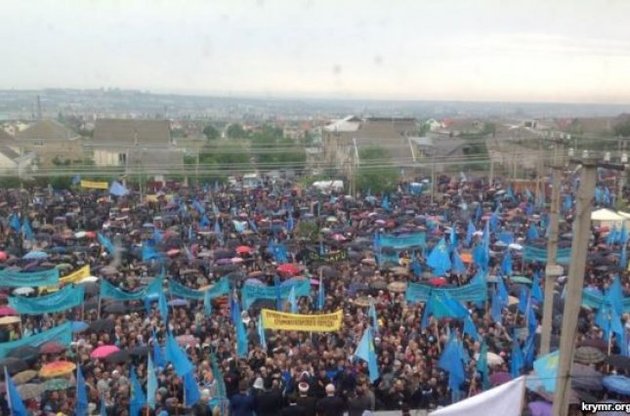 На траурный молебен под Симферополем собрались 10 тыс. крымских татар