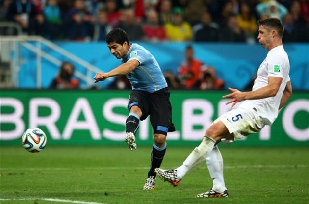 Луис Суарес принес Уругваю важную победу над Англией