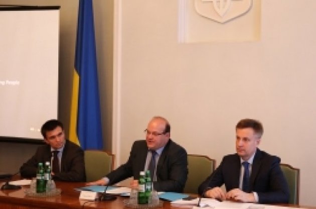 Иностранным дипломатам представили мирный план Порошенко