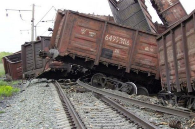 В Донецкой области дважды подорвали железную дорогу и пустили поезд под откос