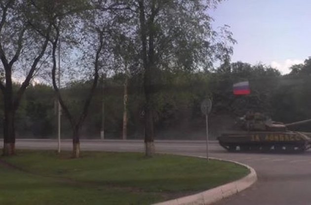 Колони танків під російськими прапорами переміщуються по Луганську
