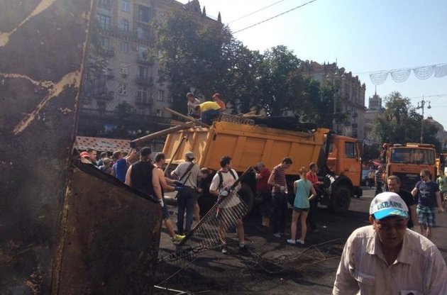 Кияни майже повністю очистили Майдан від барикад і наметів