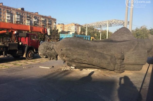 В Мариуполе снесли главный памятник Ленину