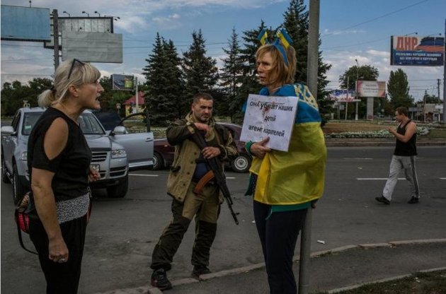 В Донецке украинскую активистку привязали к "столбу позора" и били ногами