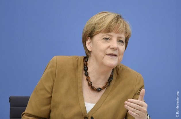 Меркель требует от Путина объяснений о российских войсках в Украине
