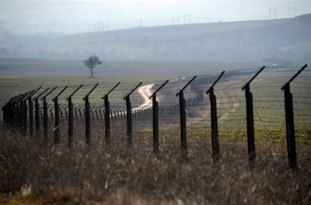 Яценюк хочет построить "Стену" на границе с Россией