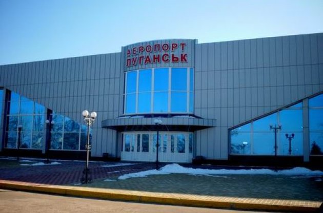 В аэропорту Луганска силы АТО подорвали взлетно-посадочную полосу