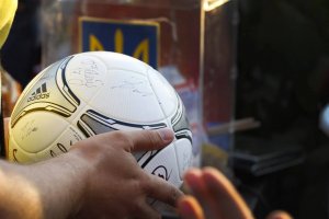На ярмарке в помощь раненым продали мяч Евро-2012 с подписями игроков сборной Украины