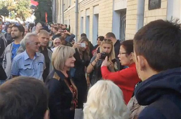 Толпа под АП обматерила жену Луценко и чуть не "выбросила" ее в мусорный бак