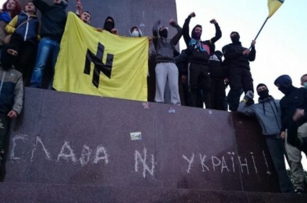 В Харькове многотысячный митинг закончился атакой на памятник Ленину