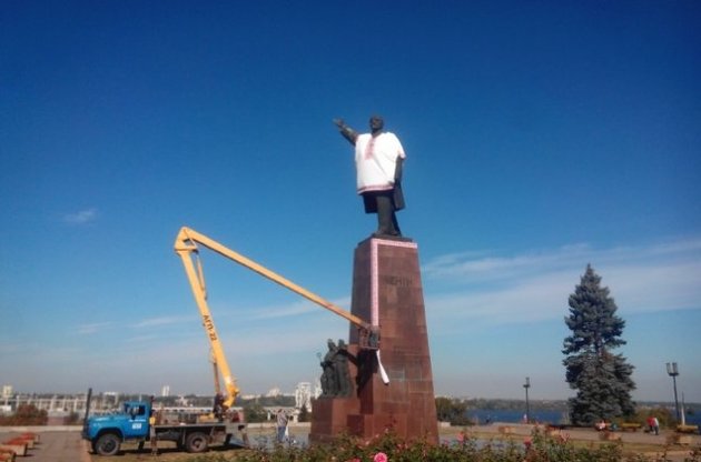 В Запорожье активисты одели памятник Ленину в вышиванку