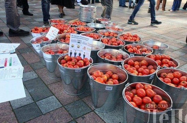 Под Раду привезли помидоры для депутатов, которые не поддержат антикоррупционные законы
