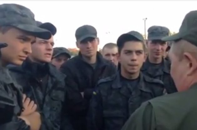Солдаты-срочники в Харькове вышли поддержать протестующих в Киеве
