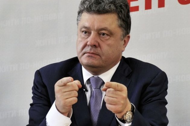 Перед встречей с Платини Порошенко заверил, что не собирается "сдавать" Крым