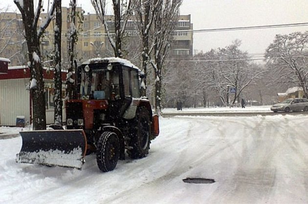 На борьбу с первым снегом в Киеве бросили 4 тысячи коммунальщиков