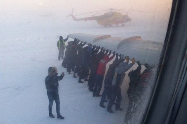 В России пассажирам пришлось толкать Ту-134, примерзший к взлетной полосе