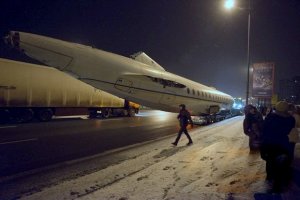 По Киеву ночью провезли самолет первых лиц государства