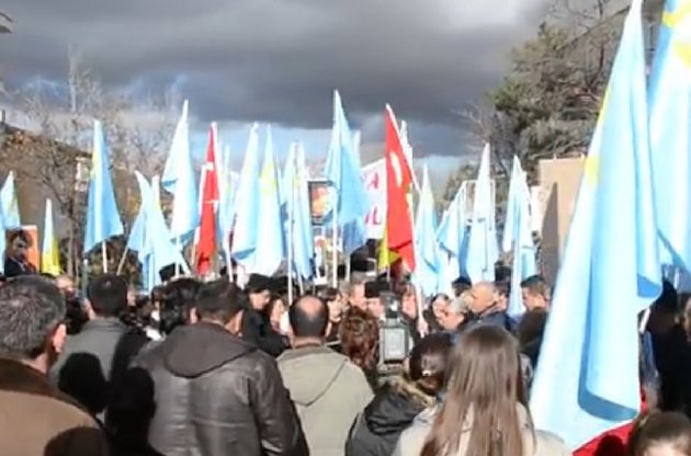 У Туреччині біля російського посольства пройшов пікет на підтримку кримських татар