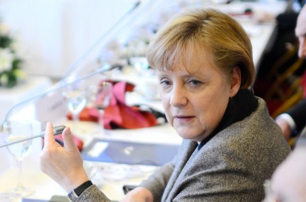 Меркель вновь подтвердила приверженность санкциям против России